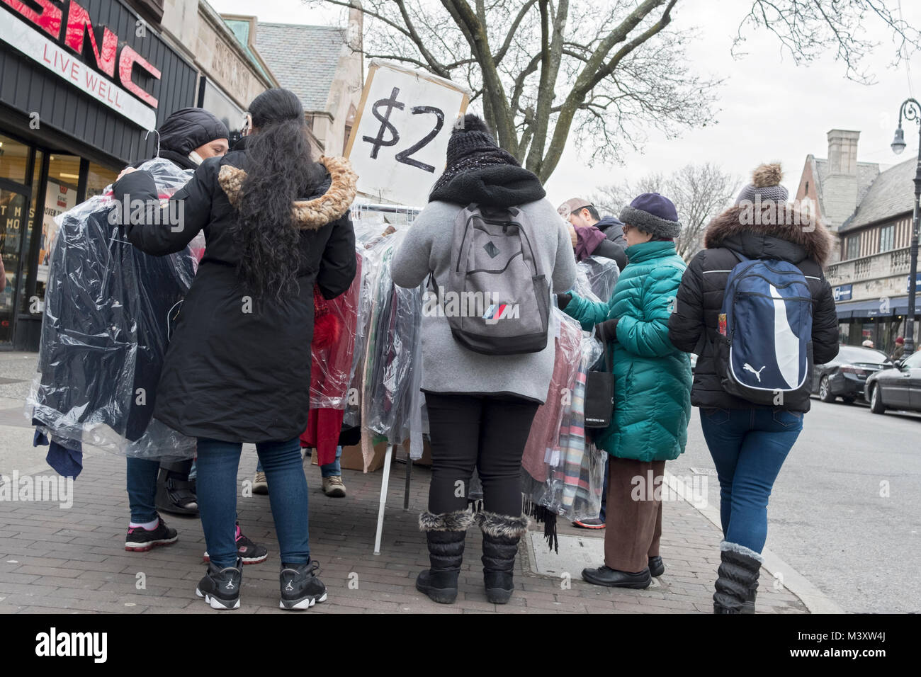 Un gruppo di donne, soprattutto ispanica, negozio in un rack di capi di  abbigliamento in vendita per $ 2 sull'ottantaduesima via a Jackson Heights,  Queens, a New York Foto stock - Alamy