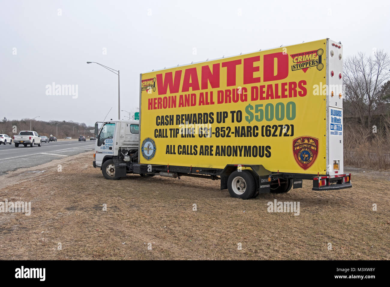 Un cartelloni su ruote rimorchio off Long Island Expressway chiedere alla gente di riferire ai trafficanti di droga per la polizia.in Dix Hills, Long Island, New York. Foto Stock