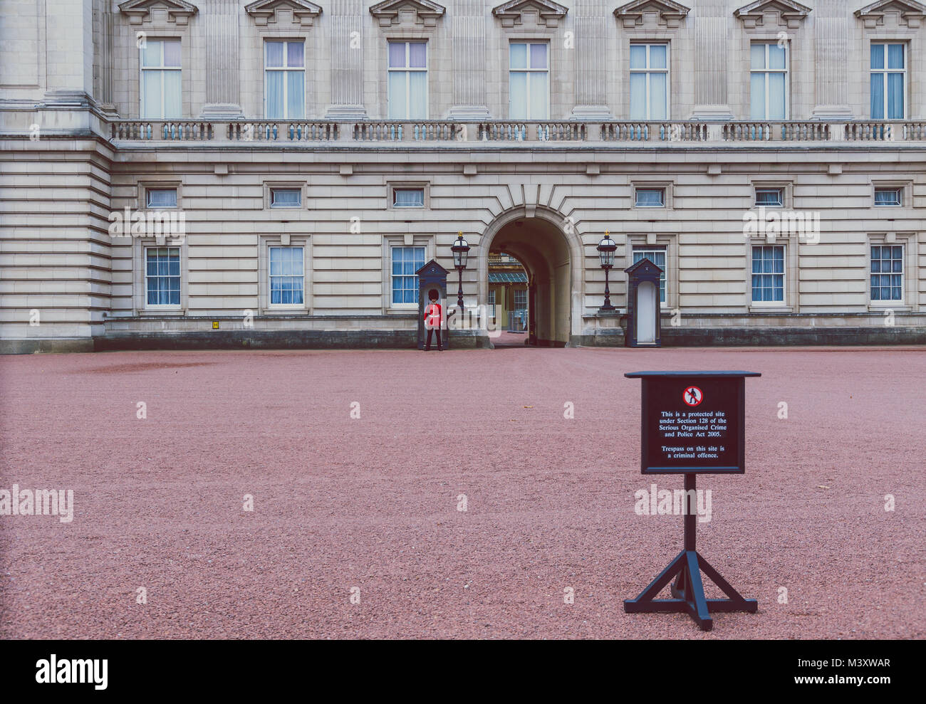 LONDON, Regno Unito - Agosto, 20th, 2015: Regina della Guardia in piedi al di fuori del Palazzo di Buckingham Foto Stock