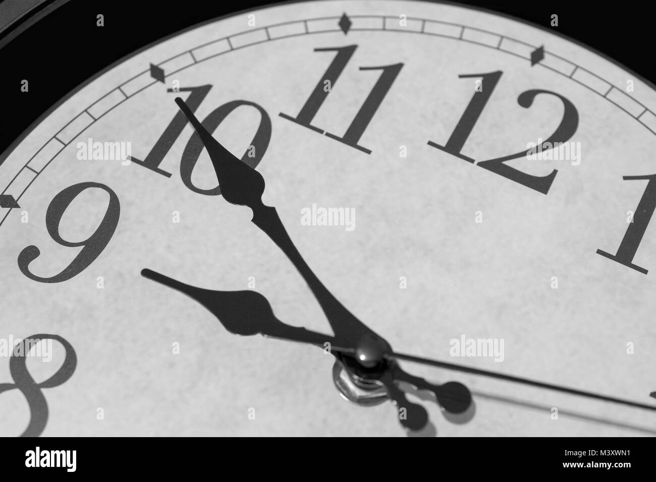 Primo piano sulle lancette di un orologio la marcatura di dieci minuti prima di nove - bianco e nero il rendering. Il focus principale è in ore e minuti Foto Stock