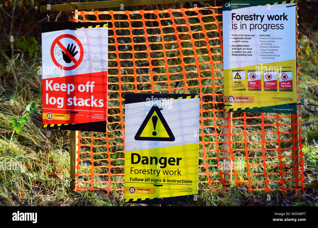 Cartelli di avvertimento in una zona forestale Foto Stock