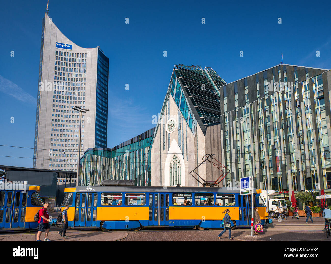 Il tram a Augustusplatz, Città Hochhaus aka Torre Panorama e Paulinum, assembly hall e chiesa di università di Leipzig, Germania Foto Stock