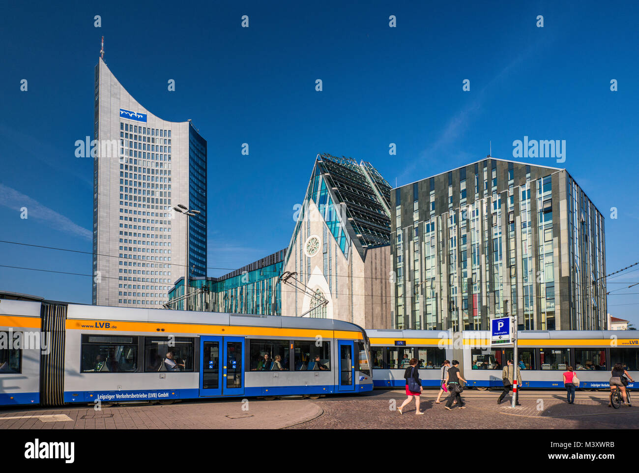 Tram Augustusplatz, Città Hochhaus aka Torre Panorama e Paulinum, assembly hall e chiesa di università di Leipzig, Germania Foto Stock