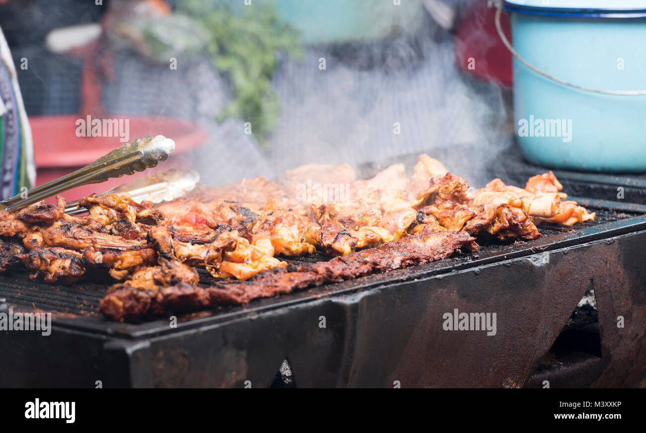 Pollo alla griglia in cottura su un barbecue a una fiera di Città del Guatemala Foto Stock