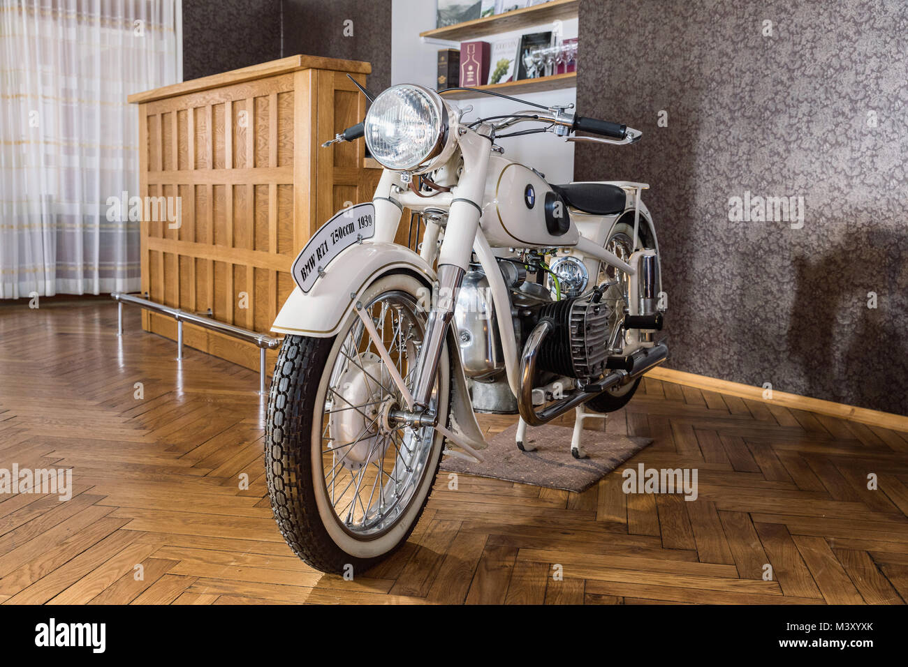 Lucni Bouda, Czech Rep - Febbraio 8, 2018. White BMW R71 1939. Motobike storico BMW R71, Bayerische Motoren-Werke AG München. La moto è in Foto Stock