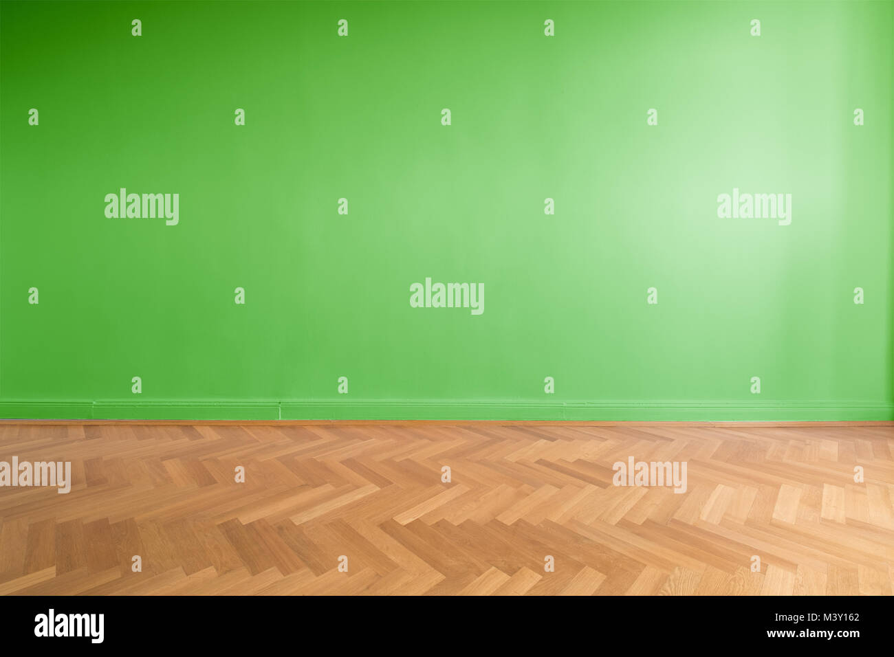 Parete verde sfondo nella stanza vuota con pavimento in parquet Foto Stock