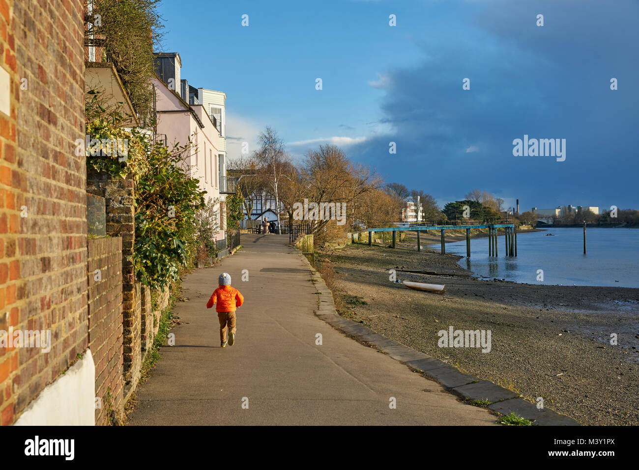 Il THAMES path in chiswick Londra Foto Stock