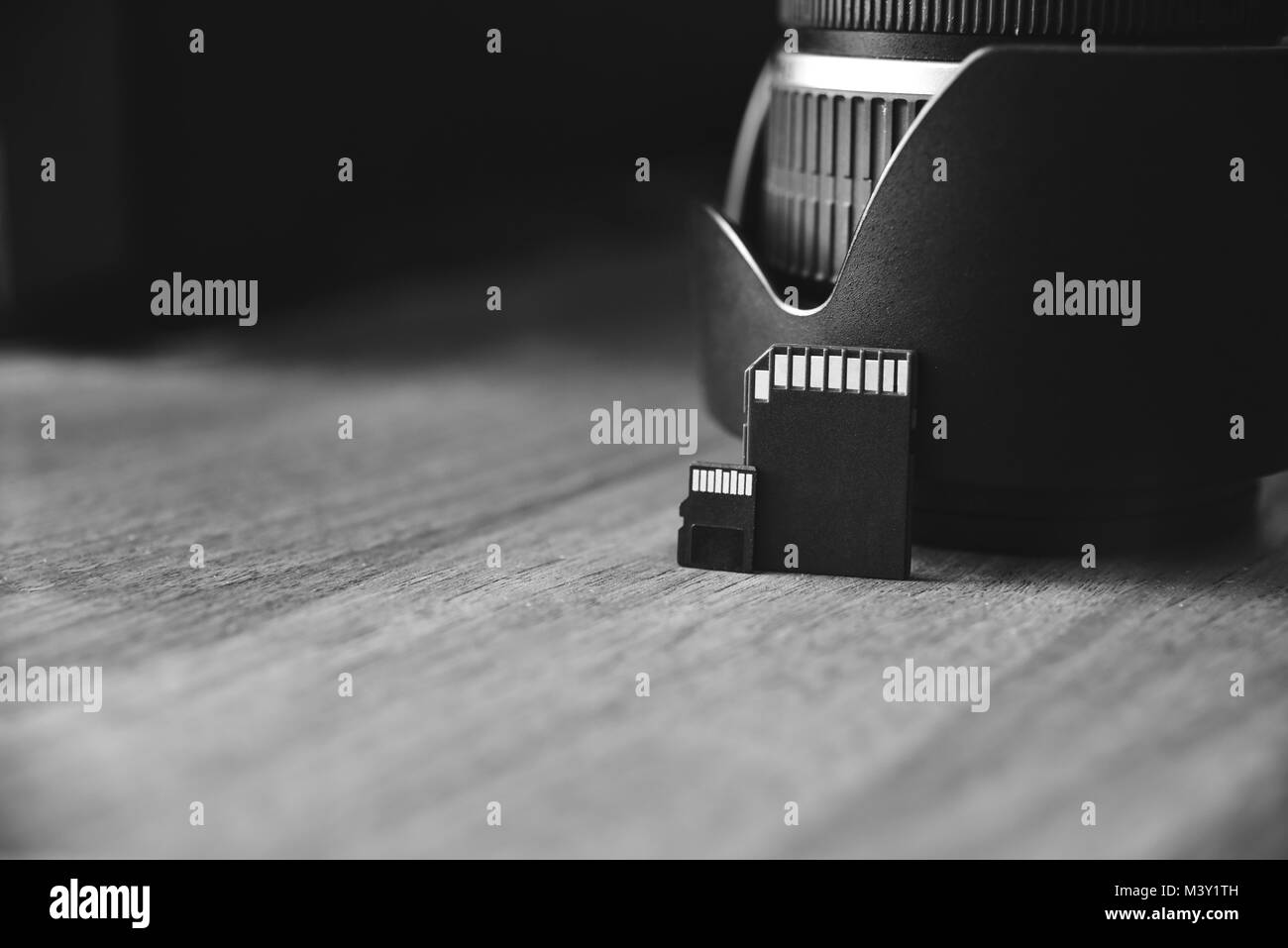 Micro SD giace sul tavolo,USB flash , tecnologia, il trasferimento di file Foto Stock