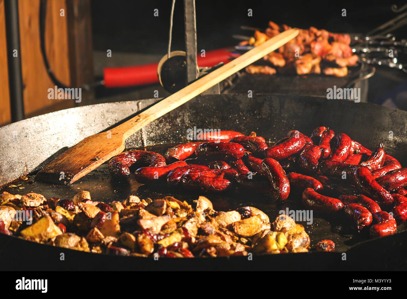 Cucina di strada in fiera, wok, salsicce di frittura, yummy Foto Stock