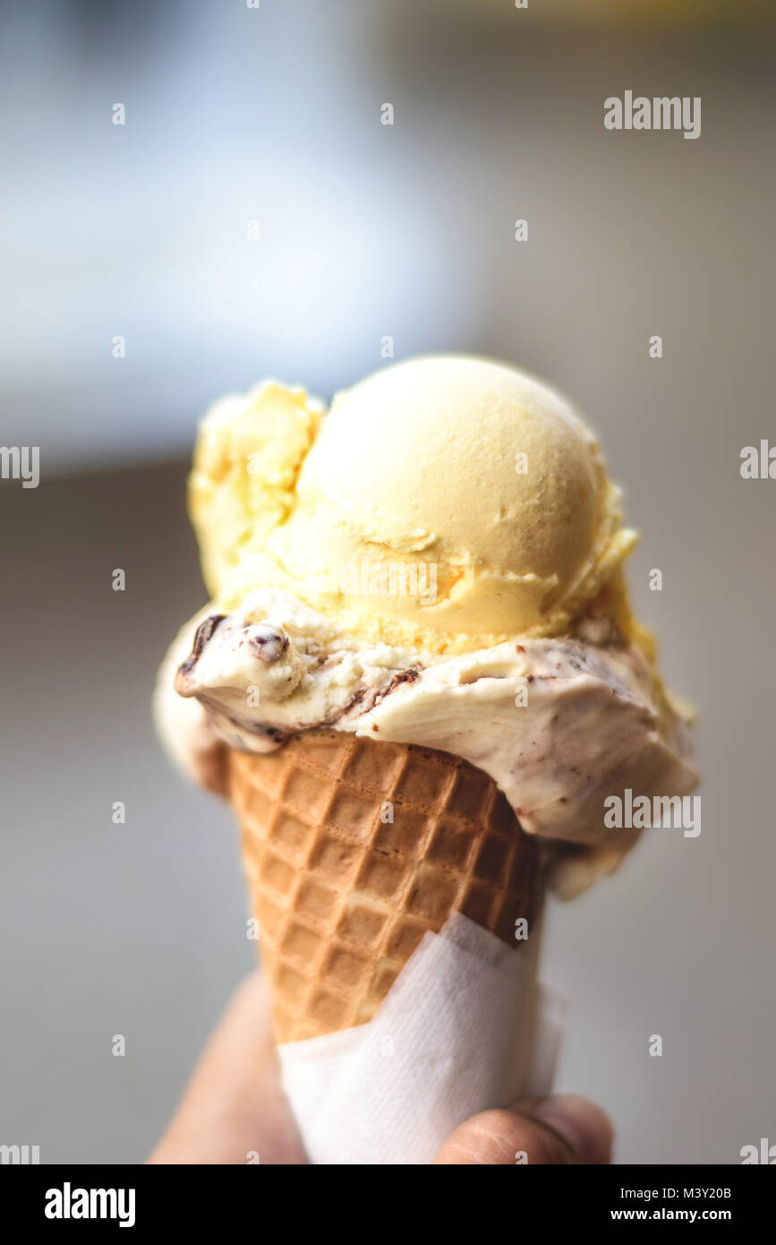 Gustoso gelato in mano, closeup, bella vista Foto Stock
