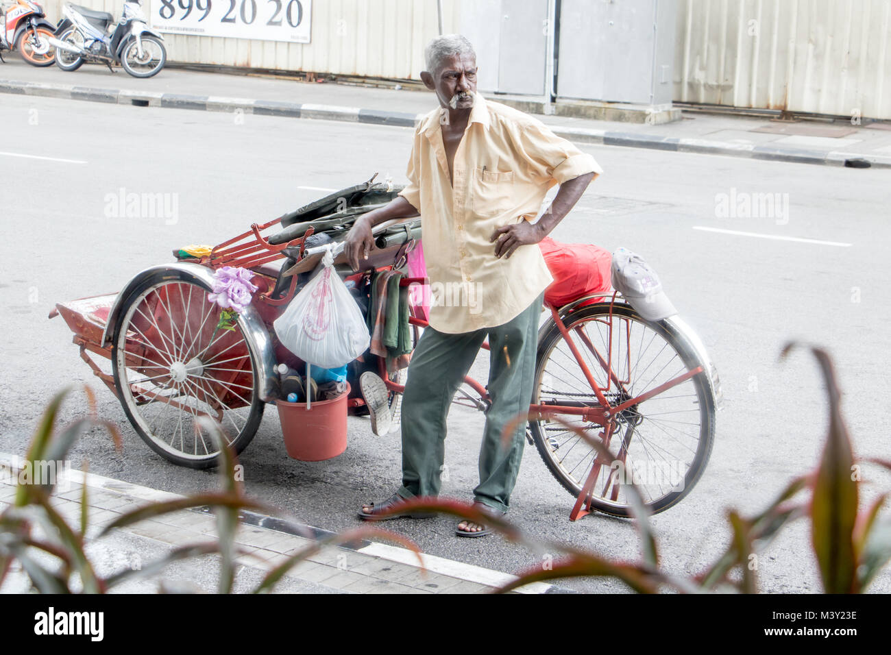 MALAYSIA, Penang, NOV 14 2017, driver malese di rickshaw attende sulla strada per il passeggero Foto Stock