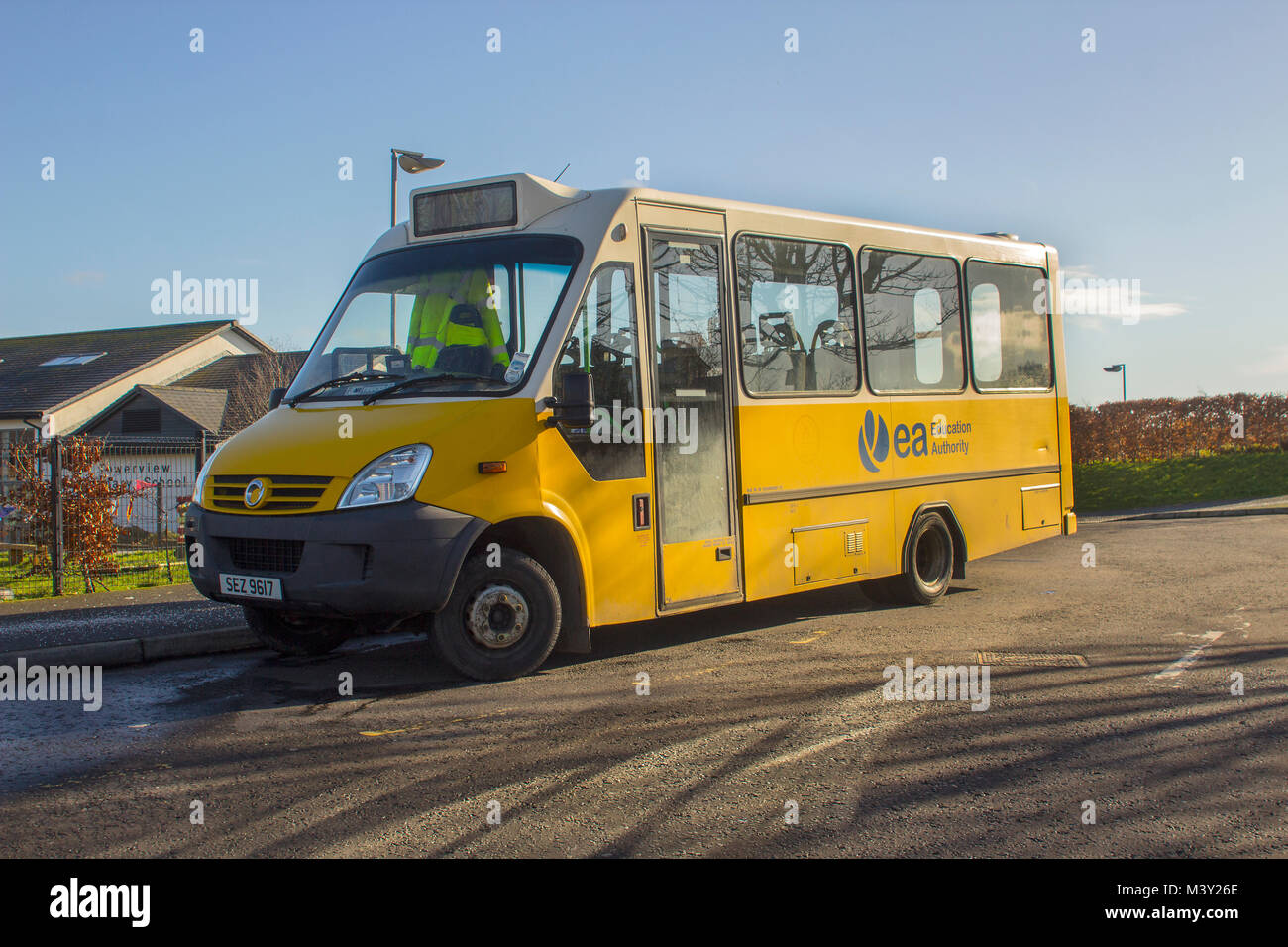 Una scuola in pullman la locale Autorità di Educazione livrea utilizzati per il trasporto di bambini di scuola in Bangor County Down Irlanda del Nord Foto Stock