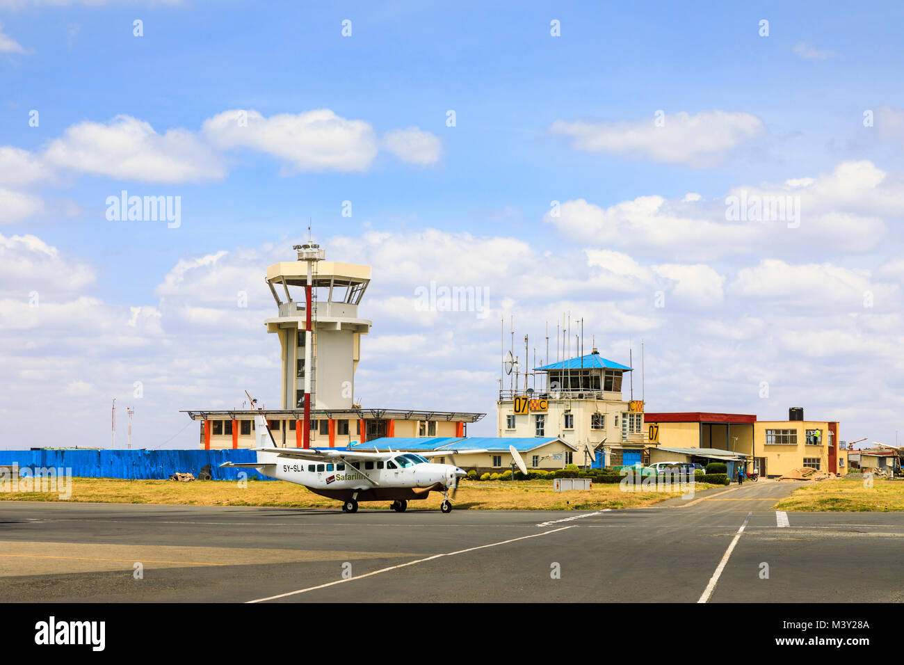 Safarilink Aeromobili in rullaggio dalla torre di controllo dell'Aeroporto Wilson, l'aeroporto locale di Nairobi, utilizzato per i voli nazionali per il Masai Mara, Kenya Foto Stock