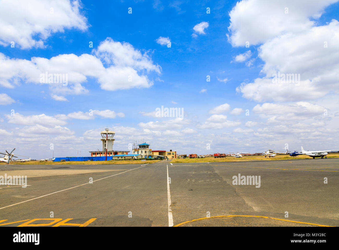 Vista dell'Aeroporto Wilson, l'aeroporto locale di Nairobi, utilizzato per i voli nazionali per il Masai Mara, Kenya con torre di controllo e delle piste di atterraggio e di decollo Foto Stock