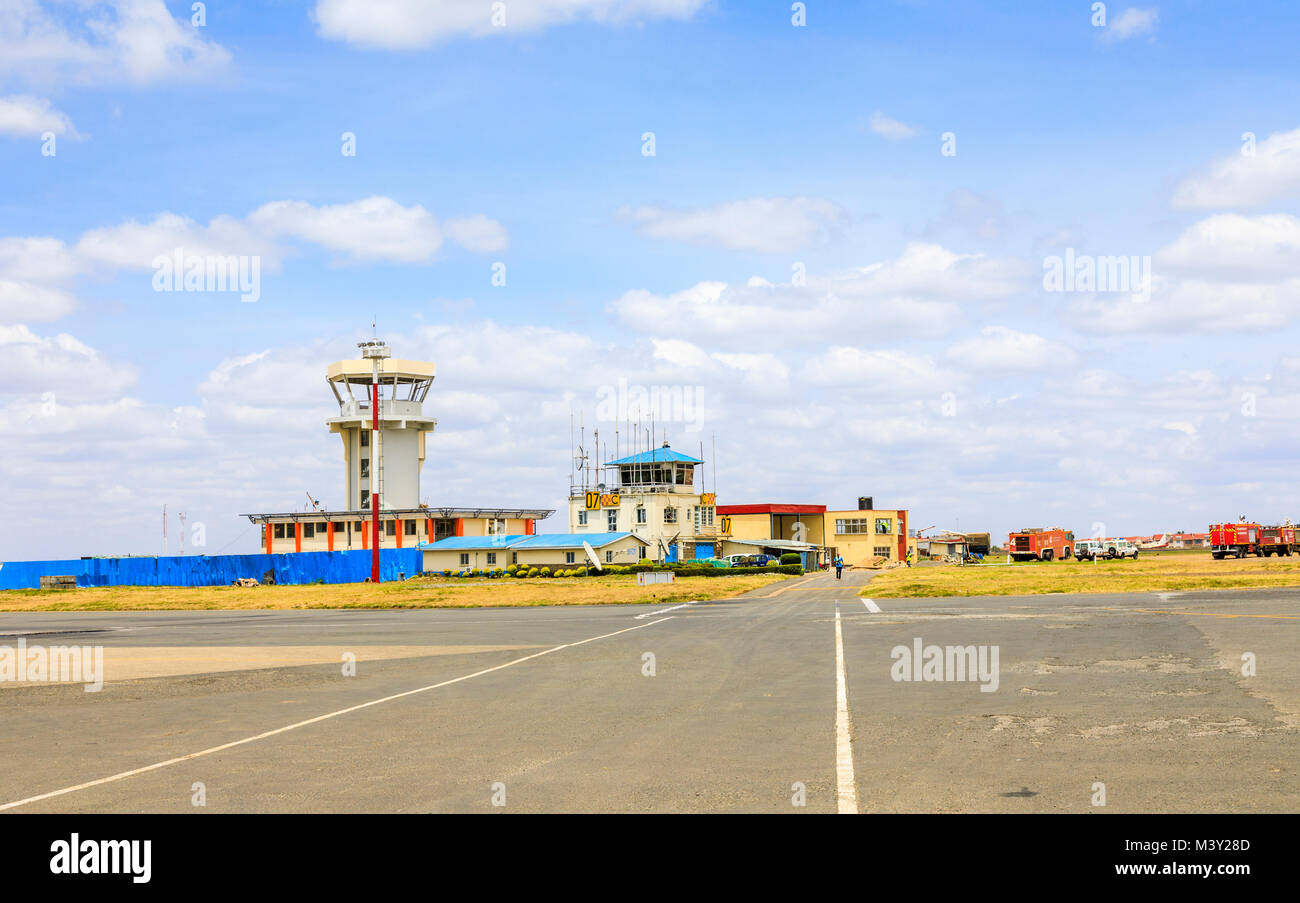 Vista dell'Aeroporto Wilson, l'aeroporto locale di Nairobi, utilizzato per i voli nazionali per il Masai Mara, Kenya con torre di controllo e delle piste di atterraggio e di decollo Foto Stock