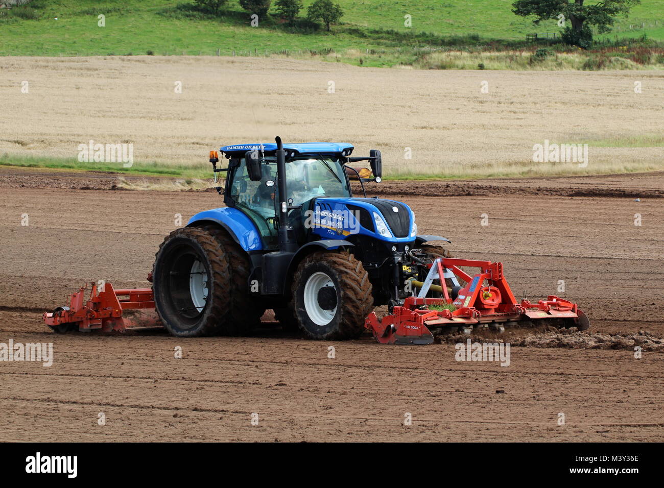Un New Holland T7.245 trattore azionato da Hamish Gilbert, preparare il terreno a West Kilbride in Ayrshire. Foto Stock