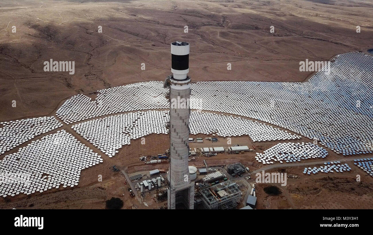 Centrale solare specchi che concentrano i raggi del sole su una torre di  collettore per la produzione di energie rinnovabili, esente da inquinamento  energia - immagine aerea Foto stock - Alamy