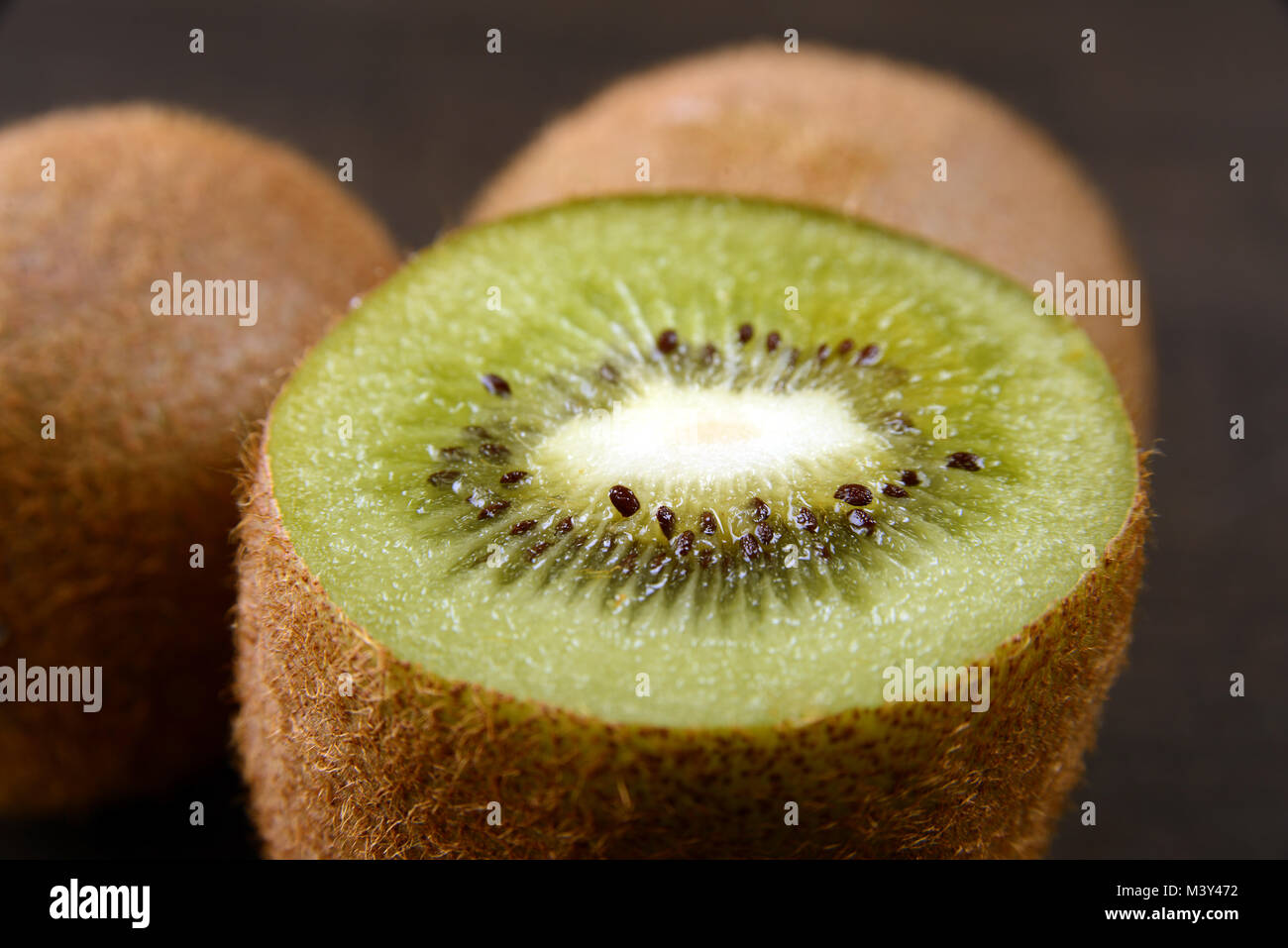 I Kiwi su sfondo scuro Foto Stock