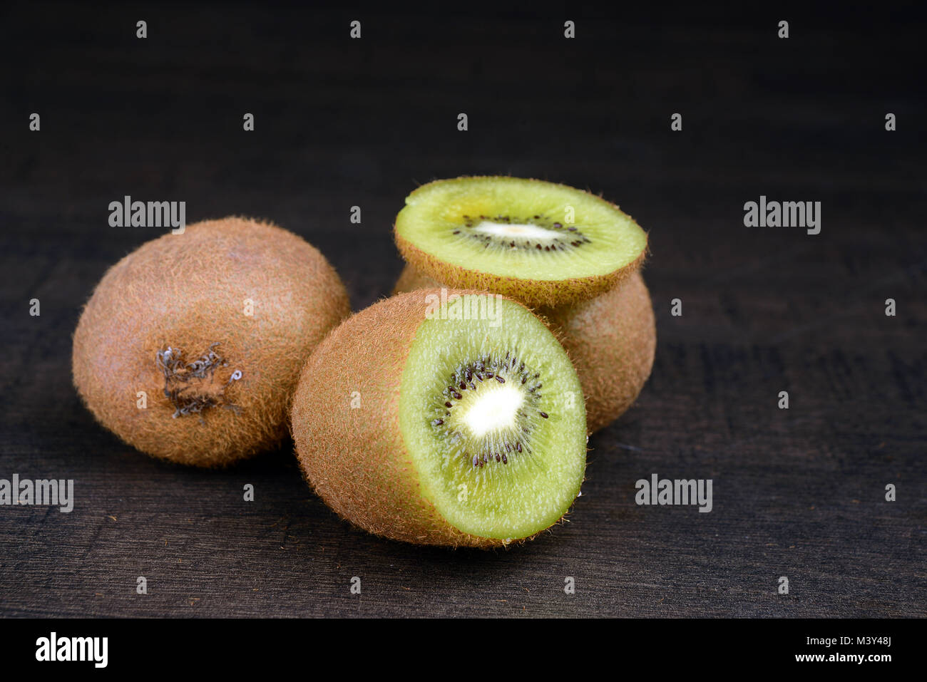 I Kiwi su sfondo scuro Foto Stock