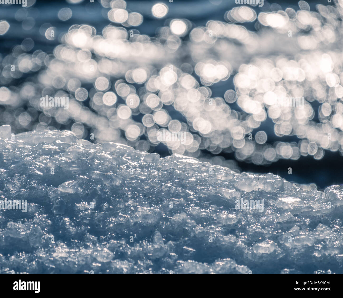 Chiudere fino dal ghiaccio con bella luce sfondo bokeh di fondo in inverno in Finlandia Foto Stock
