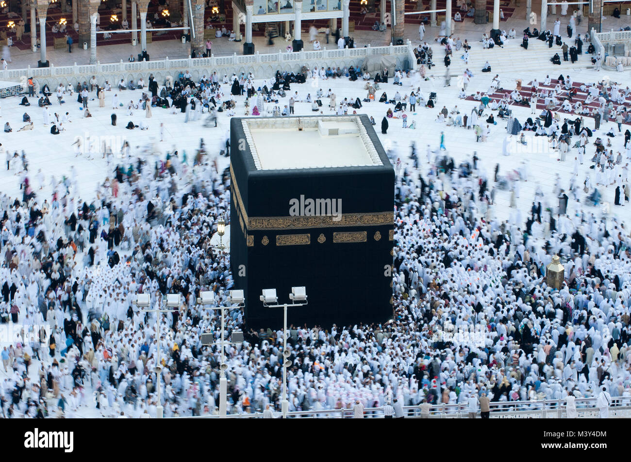 La preghiera e il Tawaf di musulmani AlKaaba intorno alla Mecca, Arabia Saudita, antenna vista superiore Foto Stock