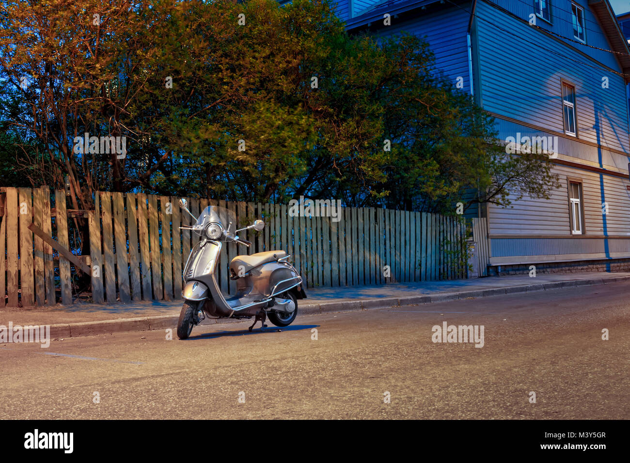 Un scooter parcheggiate a lonely street a Tallinn in Estonia. La capitale dell'Estonia è una città sicura e potrete lasciare i vostri veicoli sulle strade per Foto Stock