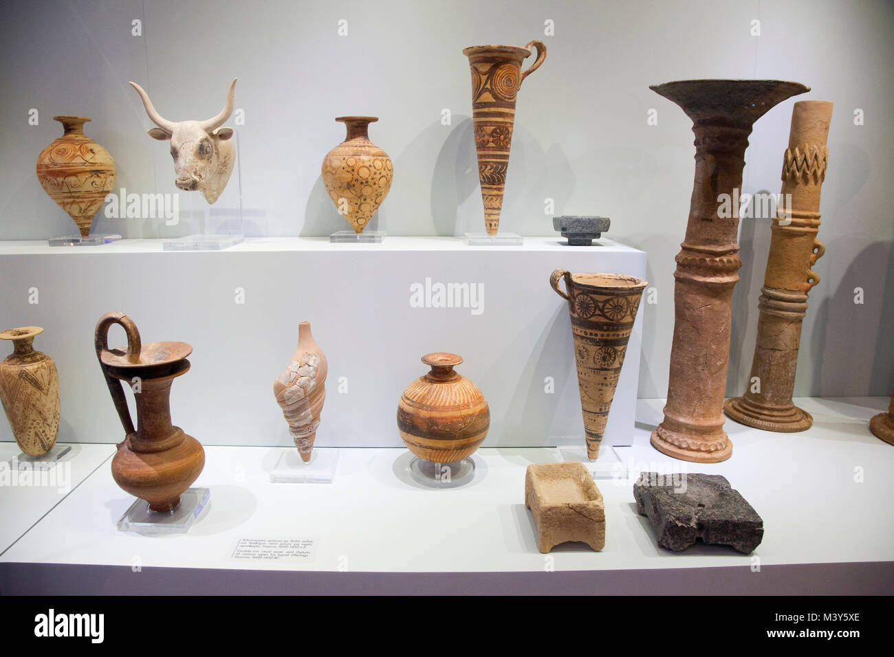 Doppio orlo ewer rituale e rhytons trovati in gournià datato 1600-1450 BC, Museo Archeologico di Heraklion, Iraklio, isola di Creta, Grecia, Europa Foto Stock