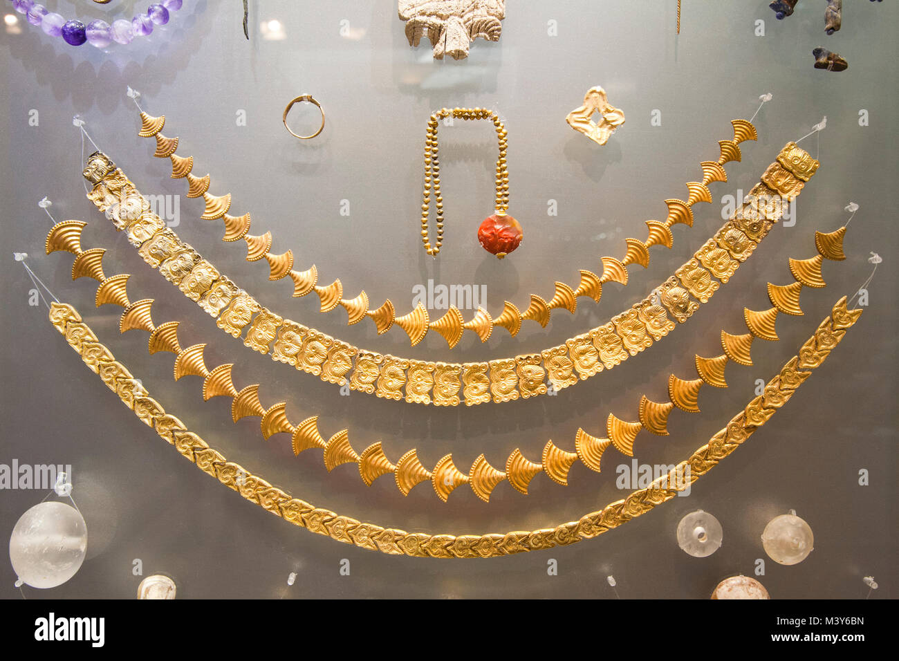 Collane di oro e altri gioielli da vari cimiteri datato 1400-1300 BC, Museo Archeologico di Heraklion, Iraklio, isola di Creta, Grecia, E Foto Stock