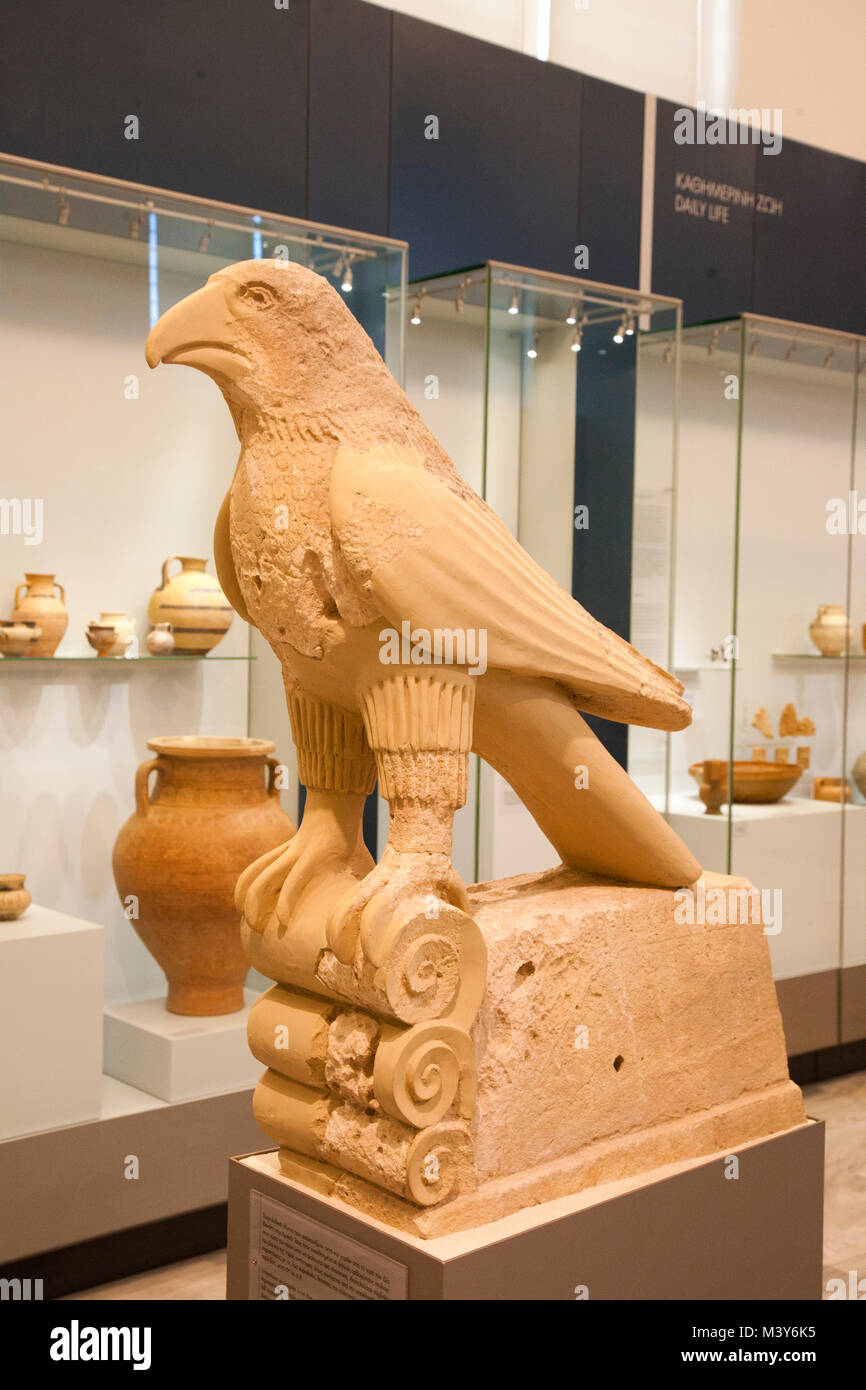 Scultura in pietra calcarea dal santuario di Zeus Thenatas di Amnisos rappresentando un aquila datata 6 cent. BC, Museo Archeologico di Heraklion, Iraklio, Foto Stock