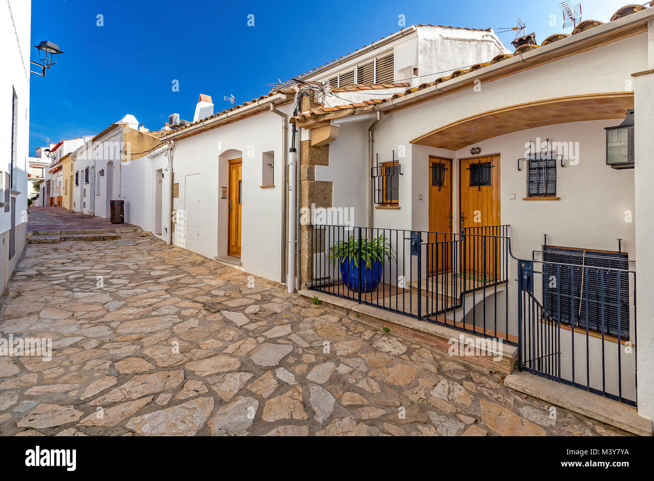 Tipica strada dettaglio in un piccolo villaggio di Calella de Palafrugell (Costa Brava, Spagna) Foto Stock