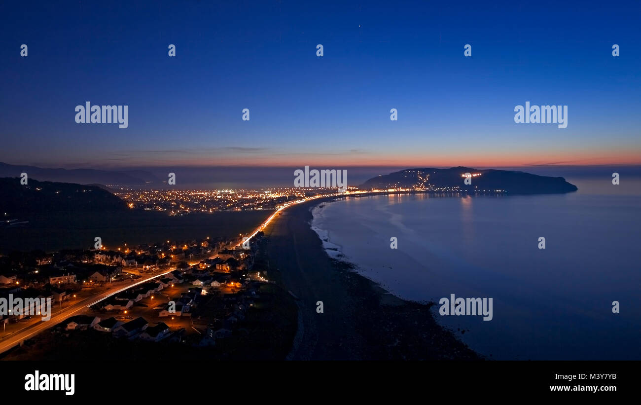 Llandudno sulla costa settentrionale del Galles accesa fino al tramonto Foto Stock