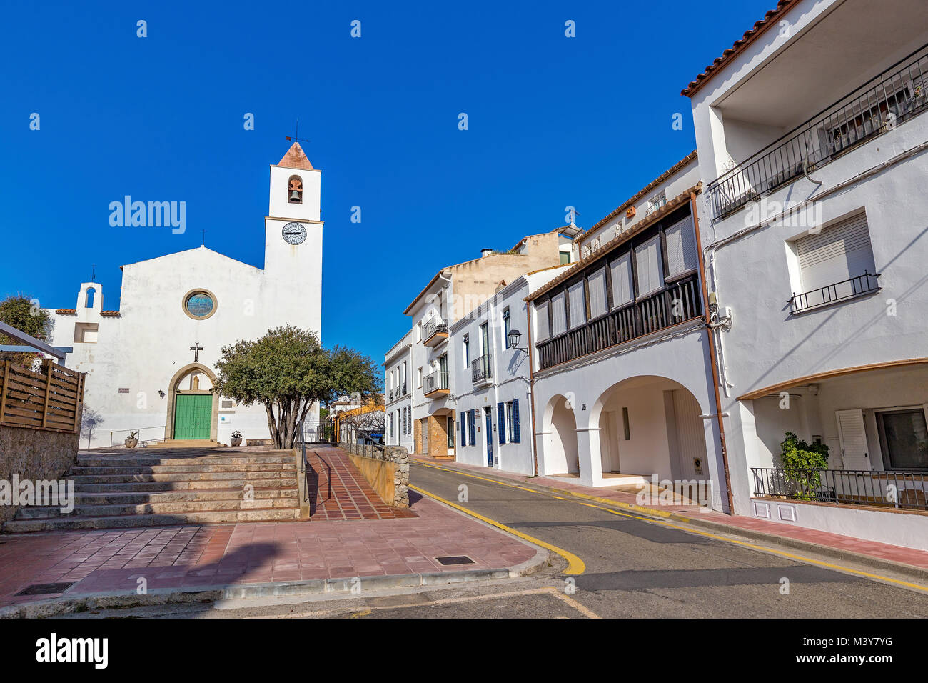 Tipica strada dettaglio in un piccolo villaggio di Calella de Palafrugell (Costa Brava, Spagna) Foto Stock