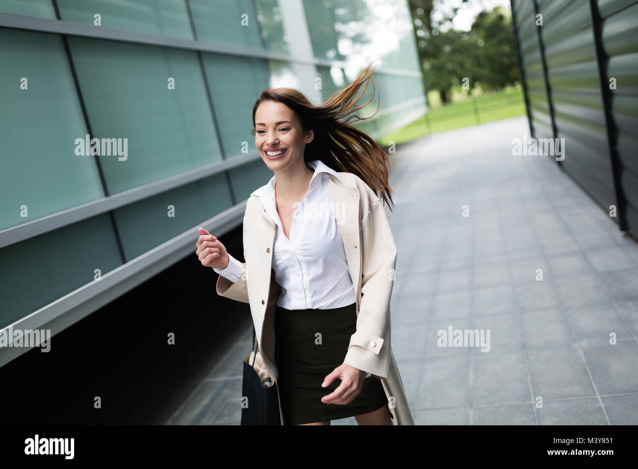 Ritratto di giovane imprenditrice andando a office Foto Stock
