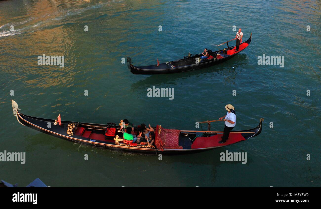 L'Italia, Veneto, Venezia, elencato come patrimonio mondiale dall UNESCO, il Canal Grande, la gondola pochi turisti Foto Stock