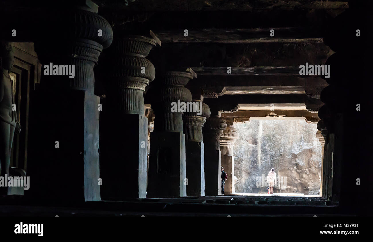 India, nello stato del Maharashtra, Ellora, pilars all'interno di una grotta, classificato come patrimonio mondiale dall' UNESCO Foto Stock