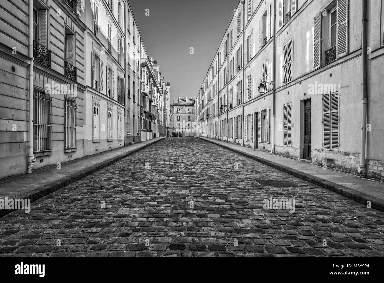 Pittoresca strada di ciottoli a Parigi, Francia Foto Stock