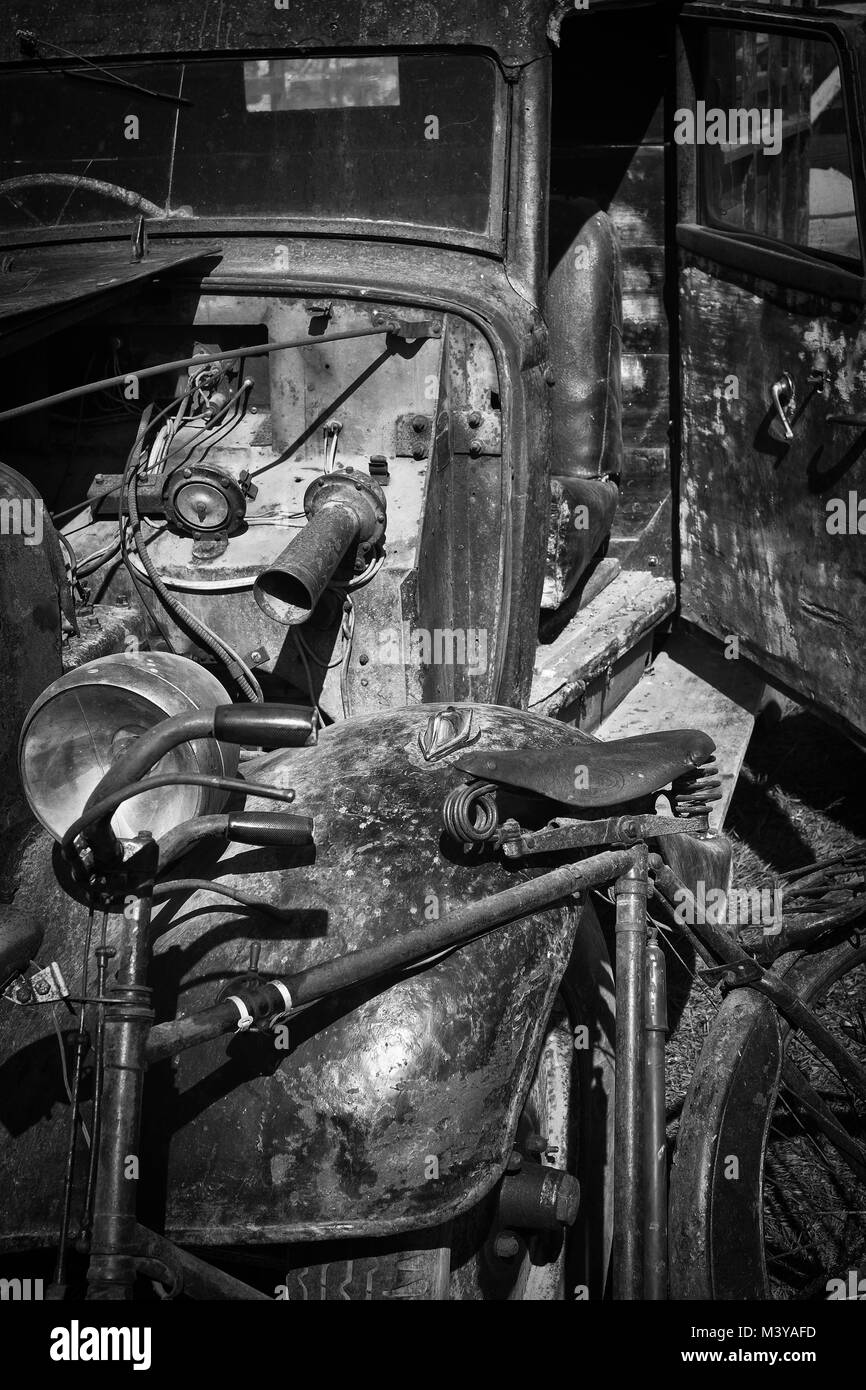 Auto d'epoca e in bicicletta in bianco e nero,Bridport in Dorset Foto Stock
