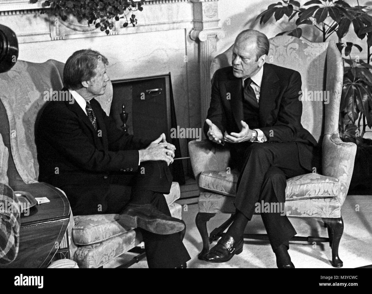 Washington, Distretto di Columbia, Stati Uniti d'America. 22 Novembre, 1976. Il Presidente degli Stati Uniti Gerald Ford, destra soddisfi U.S. Eletto presidente Jimmy Carter, sinistra, nell'Ufficio Ovale della Casa Bianca a Washington per discutere la transizione il 22 novembre 1976. Questo è il primo incontro tra i due uomini poiché i dibattiti presidenziali durante la campagna.Credit: Benjamin E. ''Gene'' Forte/CNP Credito: Benjamin E. ''Gene'' Forte/CNP/ZUMA filo/Alamy Live News Foto Stock