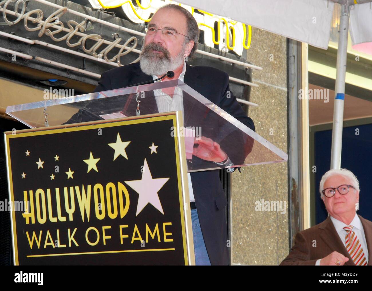 Hollywood, California, USA. Xi Febbraio, 2018. Ho15961CHW.Hollywood Camera di Commercio onore attore Mandy Patinkin con stella sulla Hollywood Walk of Fame .6243 Hollywood Boulevard, Hollywood CA, USA.02/12/2018.Mandy Patinkin e VIN DI BONA . © Clinton H.Wallace/Photomundo International/ Foto Inc Credito: Clinton Wallace/Globe foto/ZUMA filo/Alamy Live News Foto Stock