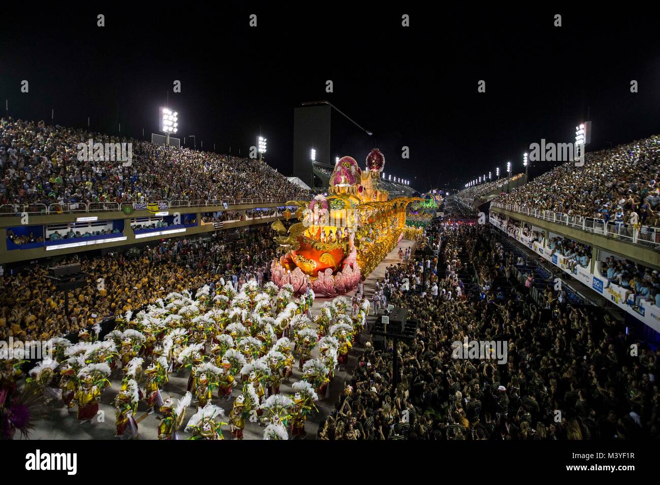 Rio De Janeiro, Brasile. Xiii Febbraio, 2018. Un galleggiante partecipa alla sfilata di carnevale al Sambadrome in Rio de Janeiro, Brasile, il 13 febbraio, 2018. La sfilata del gruppo speciale scuola di samba al Carnevale di Rio 2018 concluso martedì. Credito: Li Ming/Xinhua/Alamy Live News Foto Stock