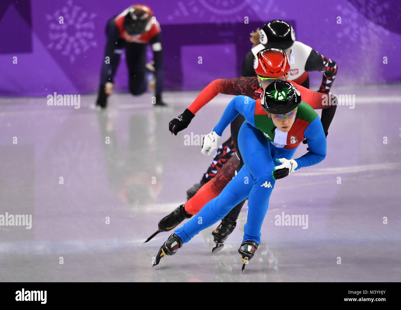 Gangneung, Corea del Sud. Xiii Febbraio, 2018. L'Italia Anna Fontana (f-b), del Canada Marianne St-Gelais (l-r) e della Polonia Natalia Maliszevska in azione a la donna 500m shorttrack quarti di finale a Gangneung Ice Arena in Gangneung, Corea del Sud, 13 febbraio 2018. Credito: Pietro Kneffel/dpa/Alamy Live News Foto Stock