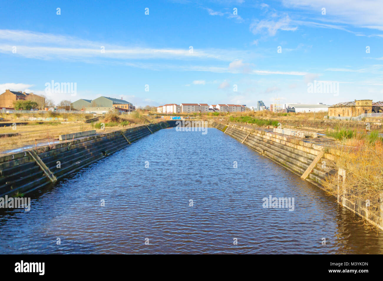 Glasgow, Scotland, Regno Unito. Il 13 febbraio, 2018. Regno Unito Meteo. Il sole in Glasgow a Govan Graving Docks che sono state costruite tra il 1869 e il 1898 utilizzando tagliare rocce basaltiche e sono stati concessi a un edificio elencato lo stato. Credito: Berretto Alamy/Live News Foto Stock