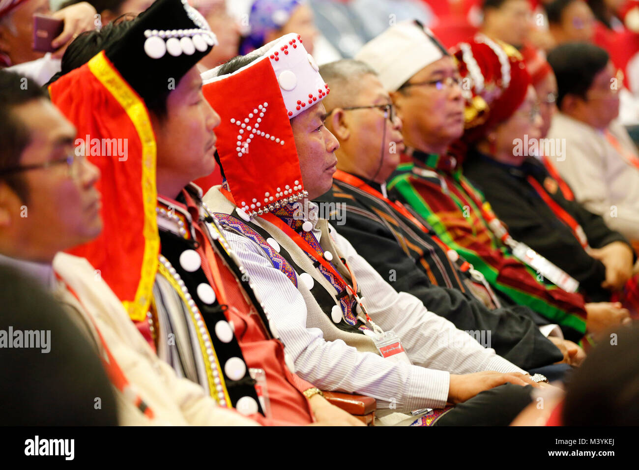 (180213) -- NAY Gen. Pyi TAW, Feb 13, 2018 (Xinhua) -- Myanmar gruppo etnico rappresentanti partecipano alla cerimonia della firma su tutto il territorio nazionale di accordo di cessate il fuoco in Myanmar International Convention Centre (MICC) in Nay Gen. Pyi Taw, Myanmar, Feb 13, 2108. Il governo di Myanmar e due più etnica di gruppi armati ha firmato il cessate il fuoco su tutto il territorio nazionale Accord (NCA) in Nay Gen. Pyi Taw martedì. (Xinhua/U Aung) (SRB) Foto Stock