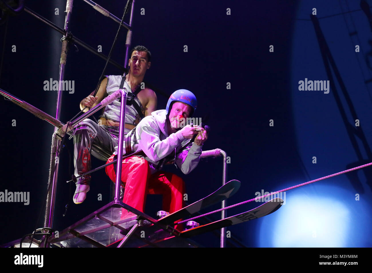 Manchester, Regno Unito. Xiii Febbraio, 2018. Ex British Olympic sciatore Eddie l'Aquila, prende il filo alto con Circus Extreme. Henry il clown, chi è a casa sul filo alto presta il suo sostegno a Eddie. Nel 1988 Eddie è stato il primo concorrente dal 1928 per rappresentare la Gran Bretagna nel salto con gli sci con un grande seguito. La Big Top, Città evento, Manchester, 13 febbraio, 2018 (C)Barbara Cook/Alamy Live News Foto Stock