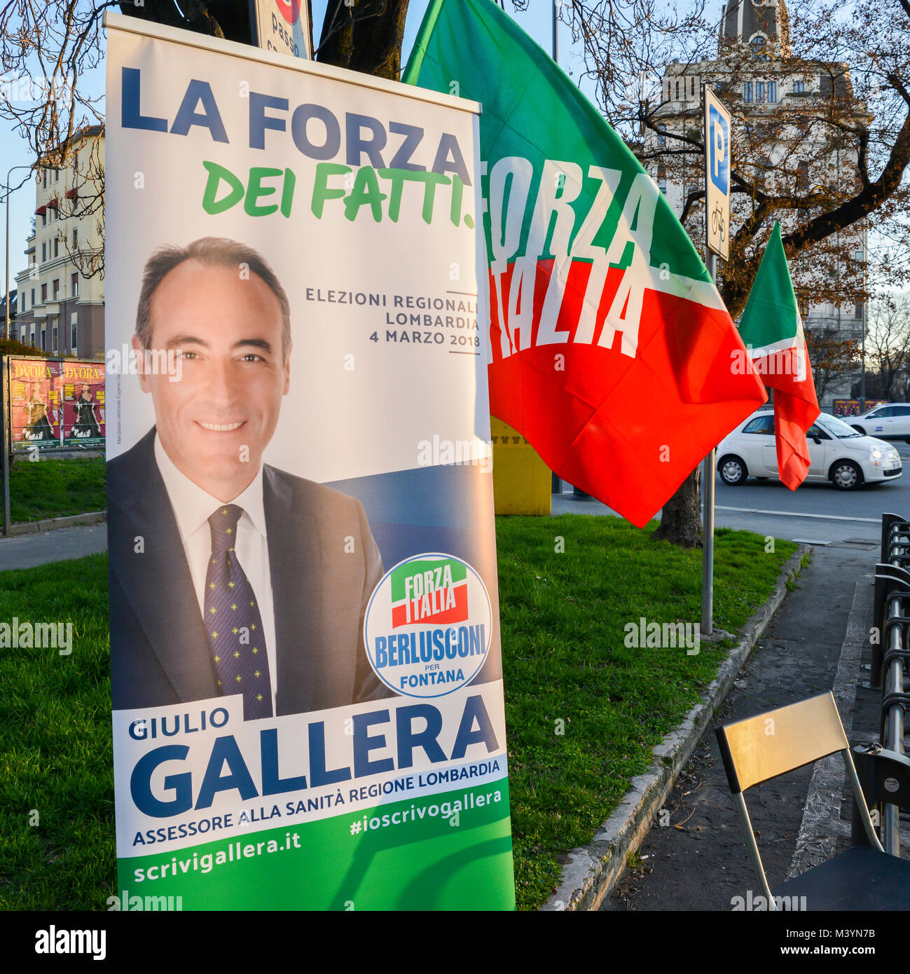 Milano, Italia. Il 13 febbraio, 2018. La campagna sulla via di Milano, Italia per Giulio Gallera di Berlusconi Forza Italia partito davanti a 2018 Italiano elezione generale è prevista per il 4 marzo 2018. Gli elettori saranno chiamati ad eleggere i 630 membri della Camera dei Deputati e del 315 membri elettivi del Senato della Repubblica per la XVIII legislatura della Repubblica italiana, dal 1948. Credito: Alexandre Rotenberg/Alamy Live News Foto Stock