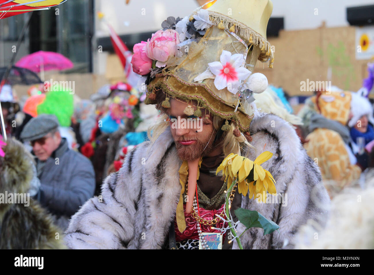 AALST, Belgio, 13 febbraio 2018: Sconosciuto costume di carnevale celebrare i partecipanti durante l'annuale "voil' Janetten parade di Aalst. La sfilata è unica a Aalst e comporta un mix di croce di spogliatoio e buon umore antics. Credito: Imladris/Alamy Live News. Foto Stock
