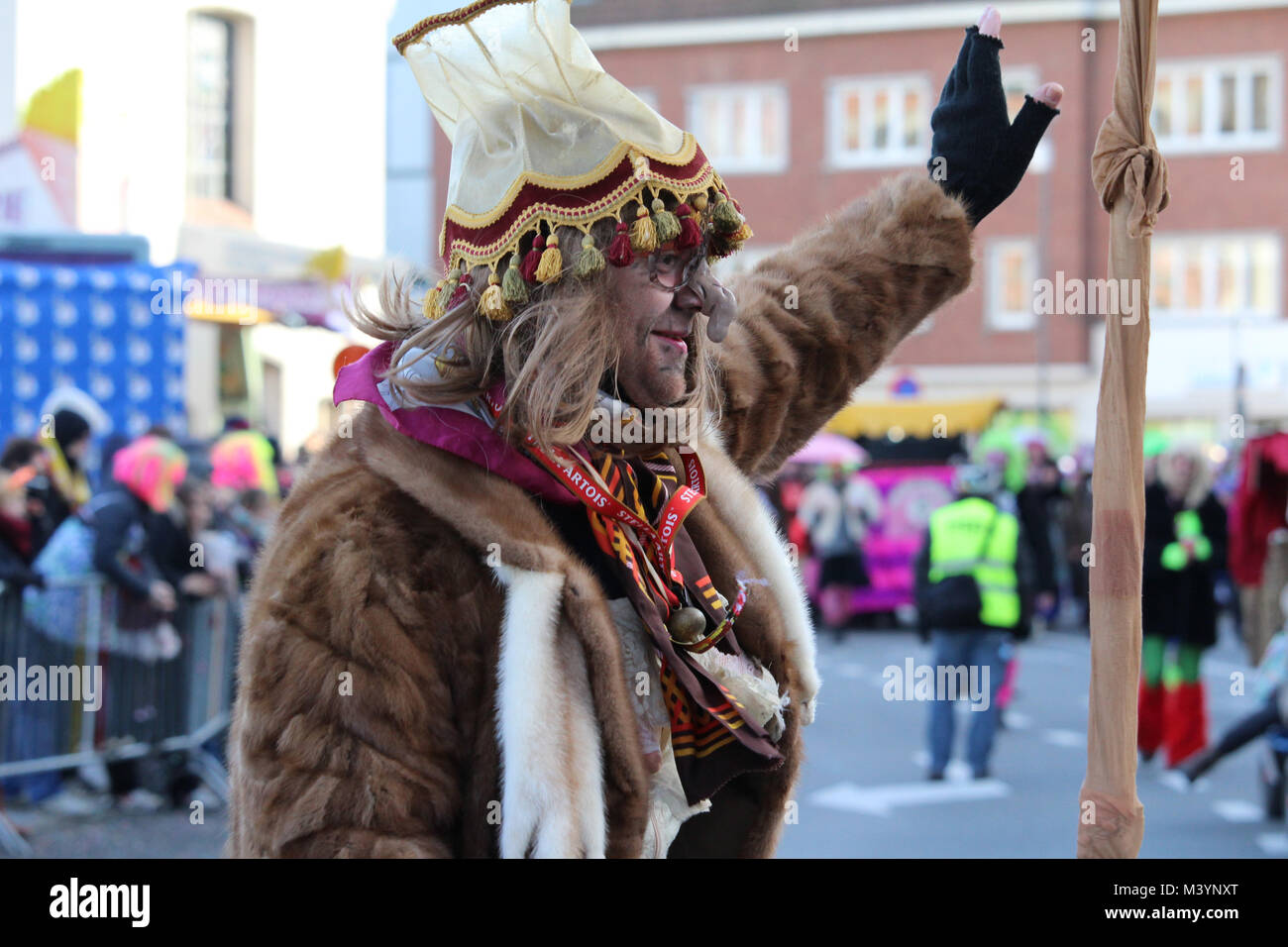 AALST, Belgio, 13 febbraio 2018: Sconosciuto costume di carnevale celebrare i partecipanti durante l'annuale "voil' Janetten parade di Aalst. La sfilata è unica a Aalst e comporta un mix di croce di spogliatoio e buon umore antics. Credito: Imladris/Alamy Live News. Foto Stock