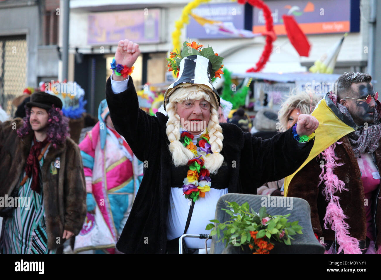AALST, Belgio, 13 febbraio 2018: Sconosciuto costume di carnevale celebrare i partecipanti durante l'annuale "voil' Janetten parade di Aalst. La sfilata è unica a Aalst e comporta un mix di croce di spogliatoio e buon umore antics. Credito: Imladris/Alamy Live News. Foto Stock