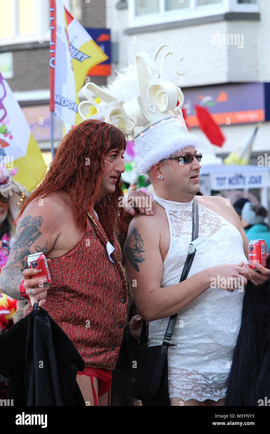 AALST, Belgio, 13 febbraio 2018: Sconosciuto costume di carnevale celebrare i partecipanti durante l'annuale "voil' Janetten parade di Aalst. La sfilata è unica a Aalst e comporta un mix di croce di spogliatoio e buon umore antics. Credito: Imladris/Alamy Live News. Foto Stock