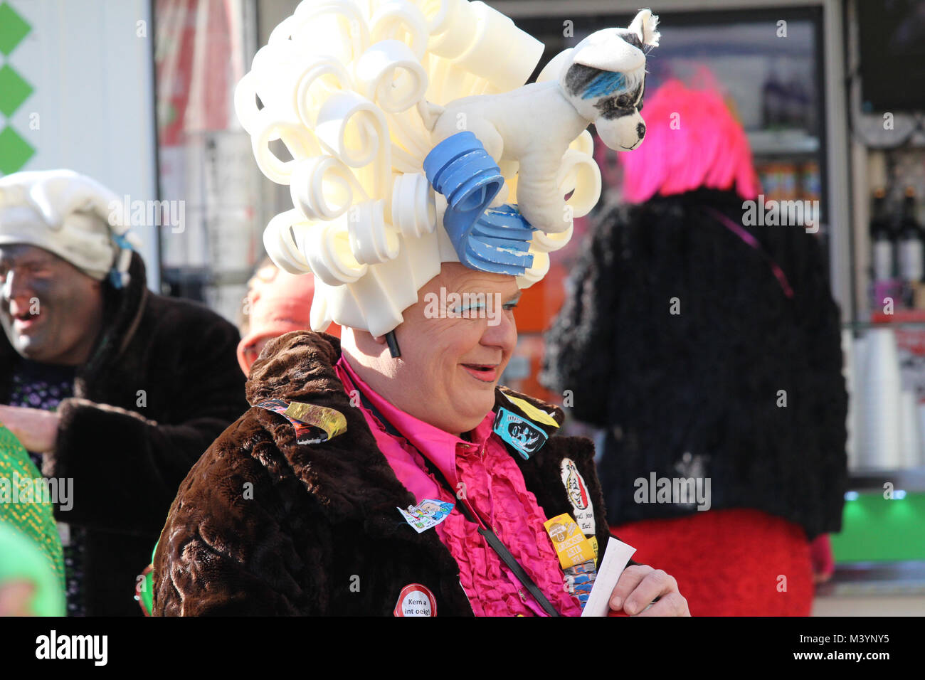 AALST, Belgio, 13 febbraio 2018: Sconosciuto costume di carnevale celebrare i partecipanti durante l'annuale "voil' Janetten parade di Aalst. La sfilata è unica a Aalst e comporta un mix di croce di spogliatoio e buon umore antics. Credito: Imladris/Alamy Live News. Foto Stock